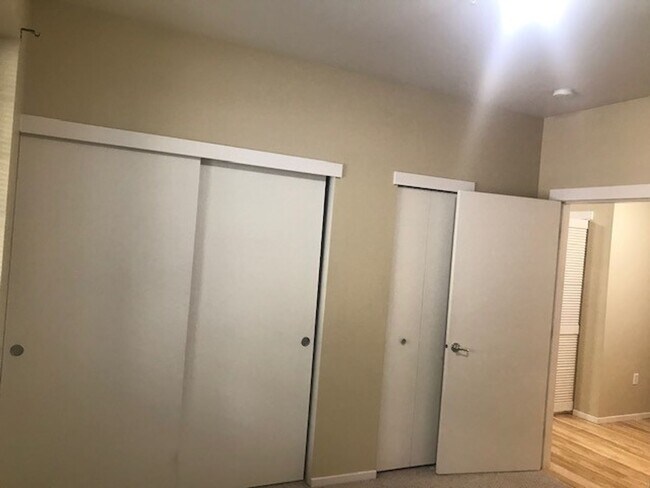 Building Photo - GROUND LEVEL 1 BR, 1 BA WHEEL CHAIR ACCESSIBLE UNIT!
