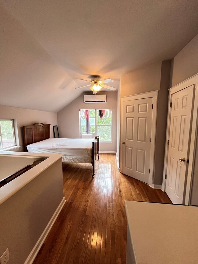Building Photo - 1 bedroom 1 bath townhome near campus and ...