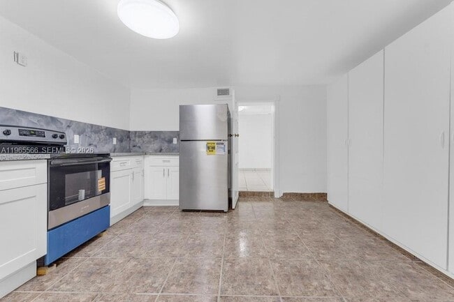 Building Photo - 5831 Taylor St