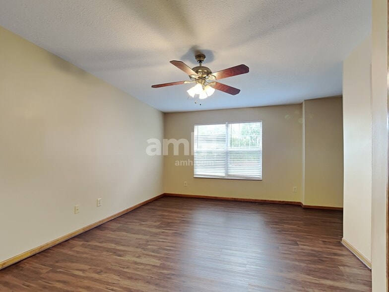 Building Photo - 333 Greenwood Ln