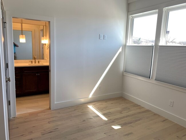 Building Photo - 523 Fatherland St