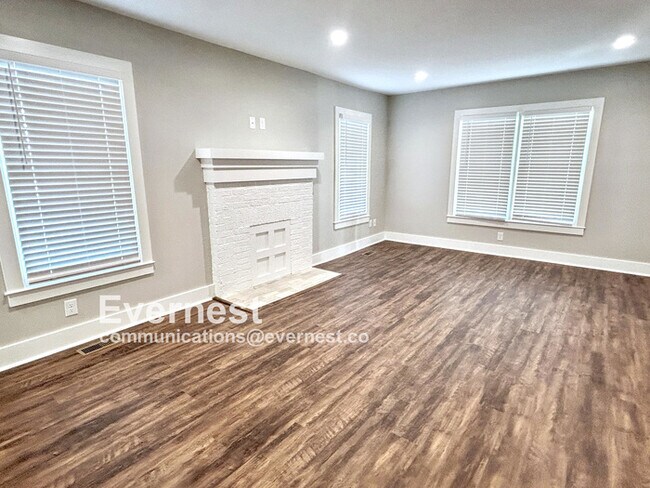 Building Photo - 4-Room Home in Prime Location Near Schools...