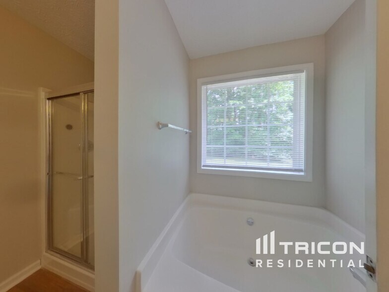 Building Photo - 100 Shadowbrook Trce