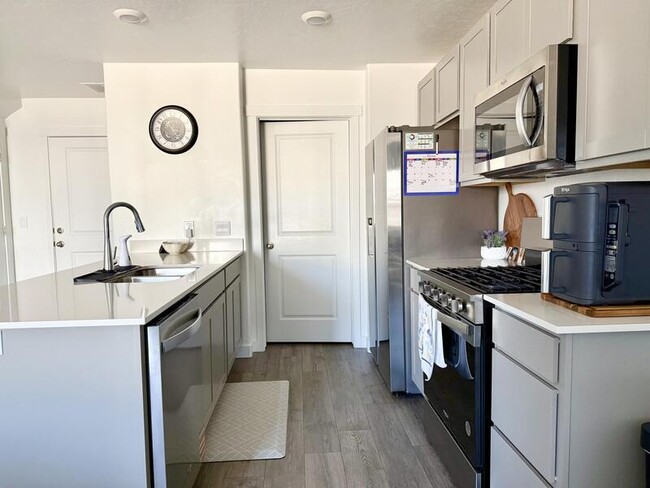 Building Photo - 38 N Northshore Dr