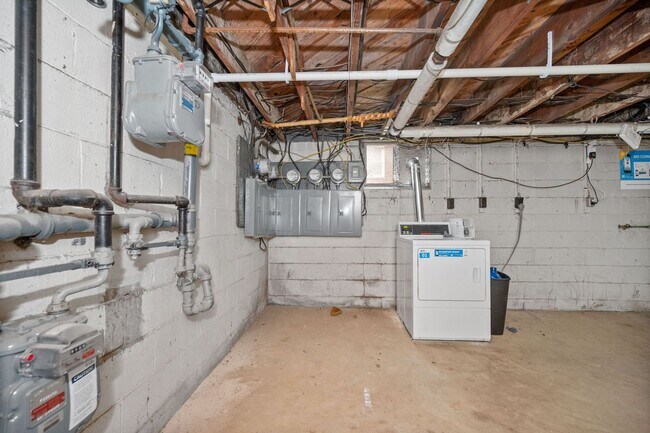 Building Photo - 632 Maple Dr