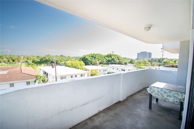 Building Photo - 110 S Shore Dr