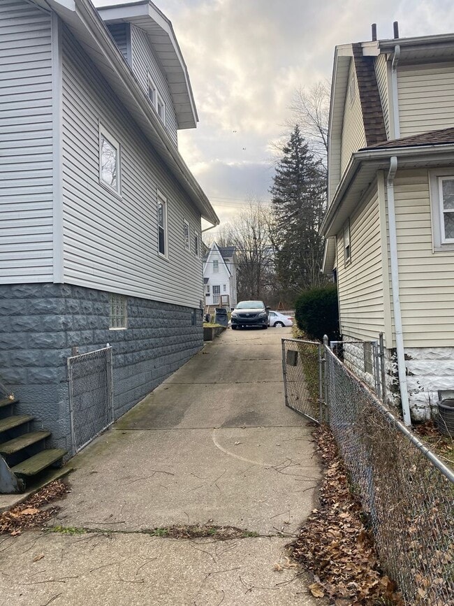 Building Photo - Spacious 5 - Bedroom Home for Lease in Akron