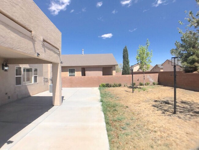 Building Photo - Don't Miss Out! Spacious 3 Bed, 2.5 Bath Home in Los Lunas – Open Layout & Prime Location