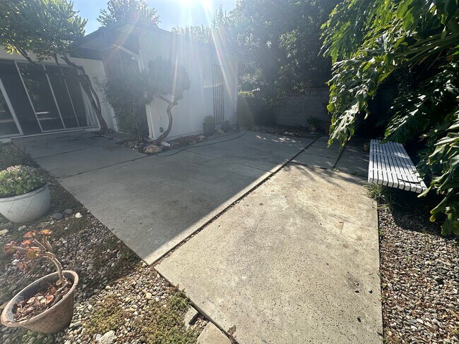 Building Photo - 3169 S Bentley Ave