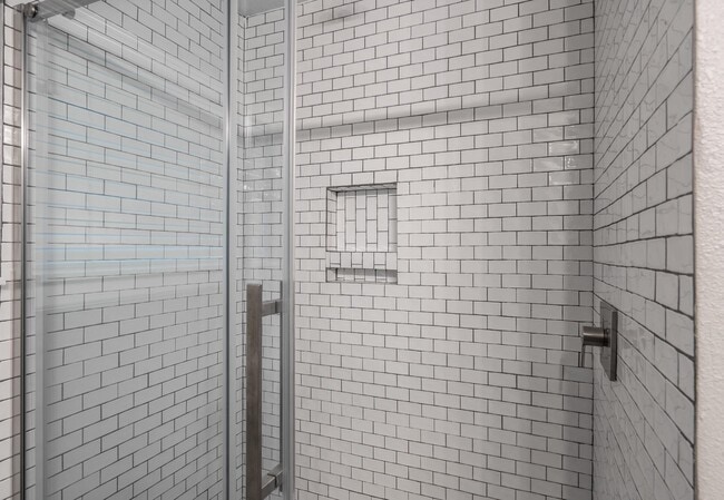 Building Photo - 4915 Hialeah Dr