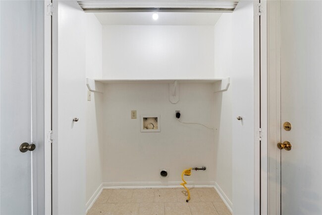 Building Photo - 806 N Willow Dr