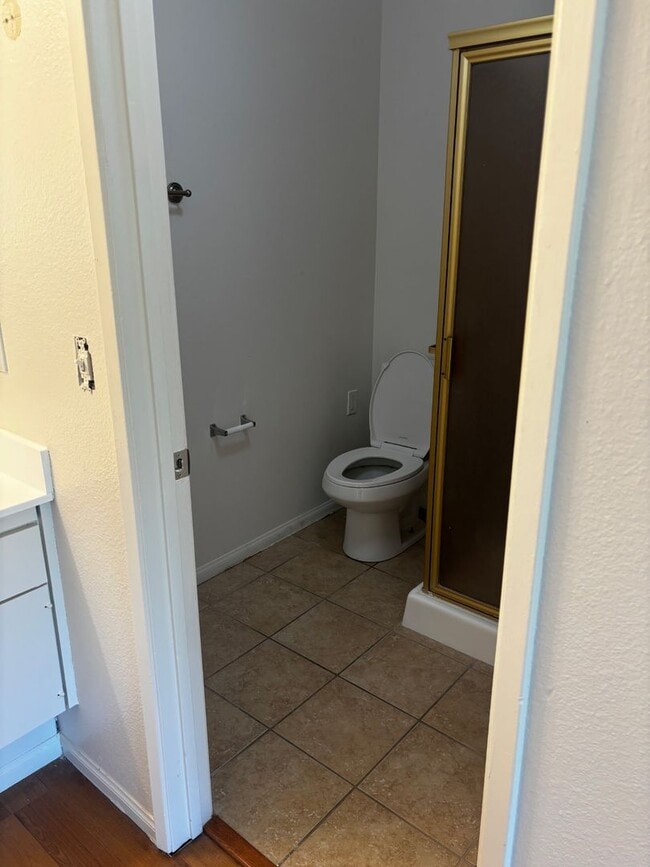 Building Photo - 5 Bedroom 3 bathrooms