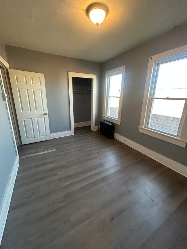 Building Photo - NO SECURITY DEPOSIT REQUIRED! One Bedroom Apartment in Kingston!