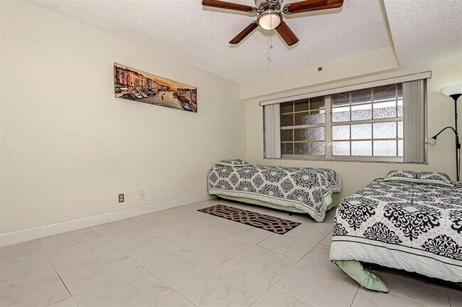 Building Photo - 625 Oaks Dr