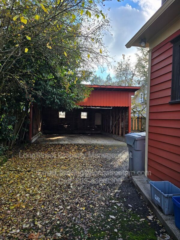 Building Photo - 1052 SW Western Blvd