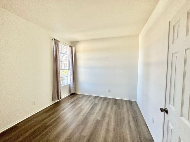 Building Photo - Beautiful Upstairs Condo Unit in the Priva...