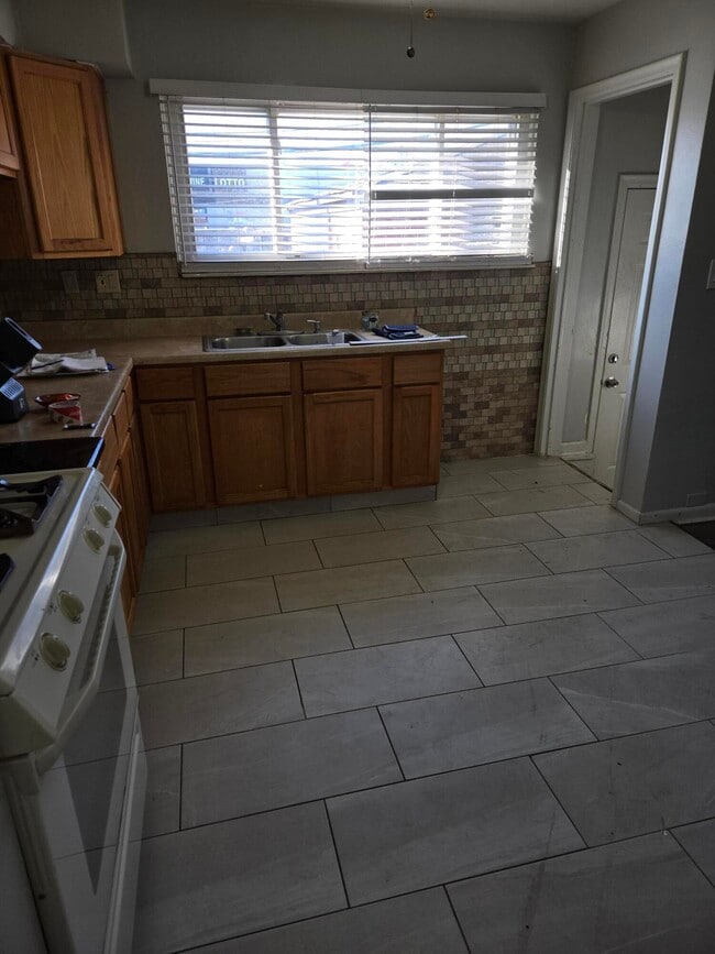 Building Photo - 27294 W Pleasant Ridge Dr