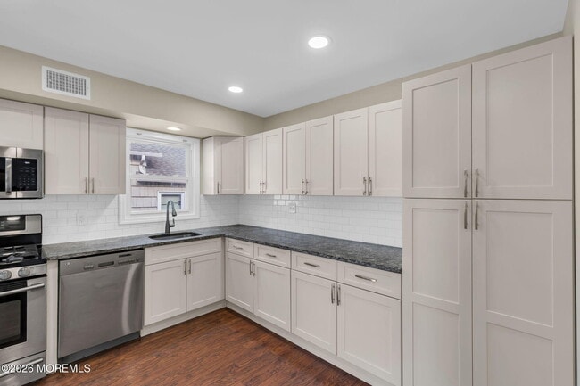 Building Photo - 404 9th Ave