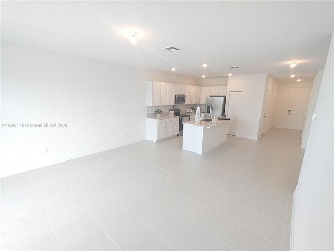 Building Photo - 390 SE Crossoak Ln
