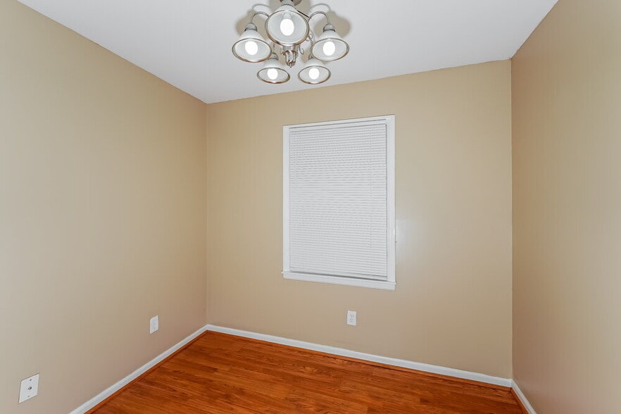 Building Photo - 1700 Serene Dr