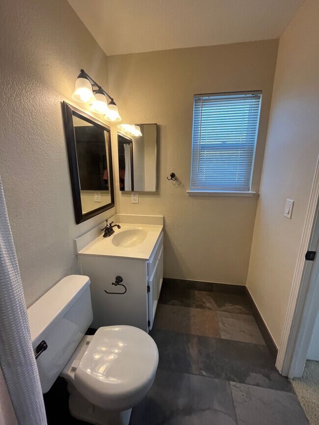 Building Photo - Spacious 3bed 2.5bath 2 story home available now!