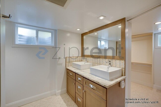 Building Photo - 4522 NE 54th St