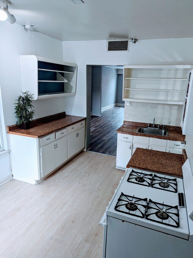 Building Photo - 2431 W Thomas St