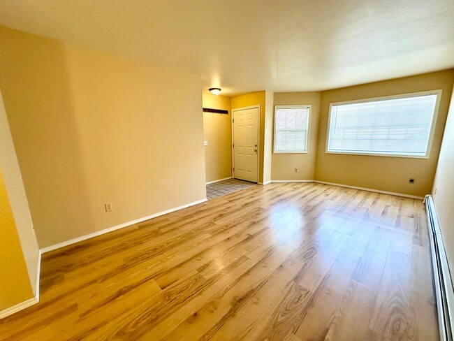 Building Photo - 2 Bedroom 1.5 Bath Townhome for Rent with ...