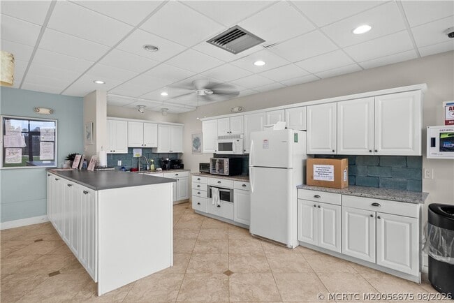 Building Photo - 9940 S Ocean Dr