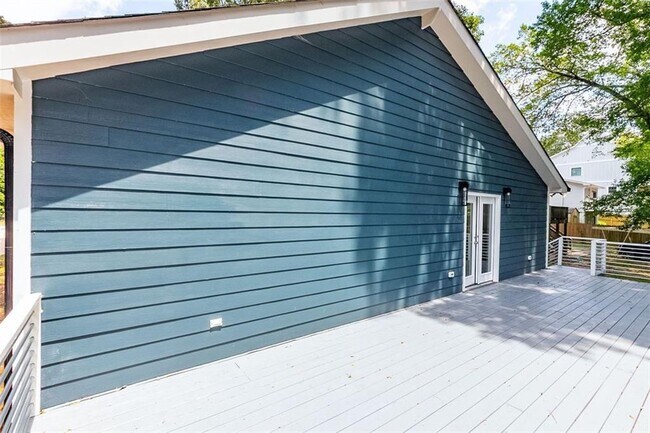 Building Photo - 2749 Memorial Dr SE