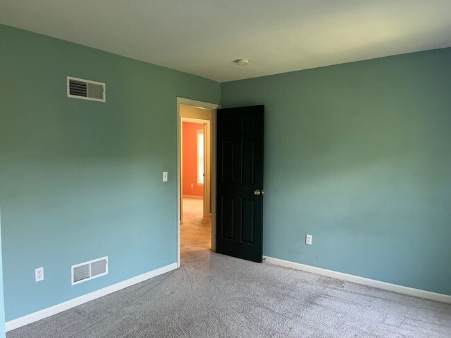 Building Photo - Beautiful Four Bedroom, 3.5 Bath Townhouse