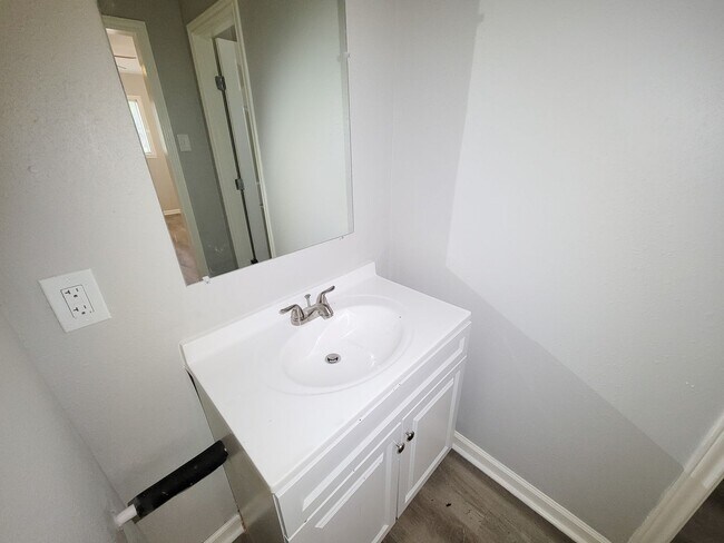 Building Photo - REMODELED AND UPDATED 4 BEDROOM 2 BATH LEA...