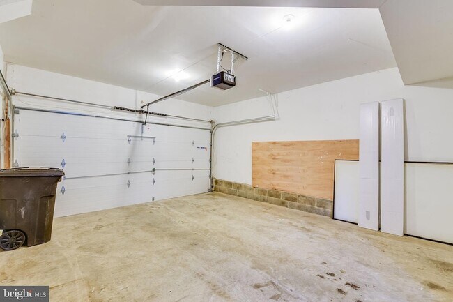 Building Photo - 7742 Valley Oak Dr