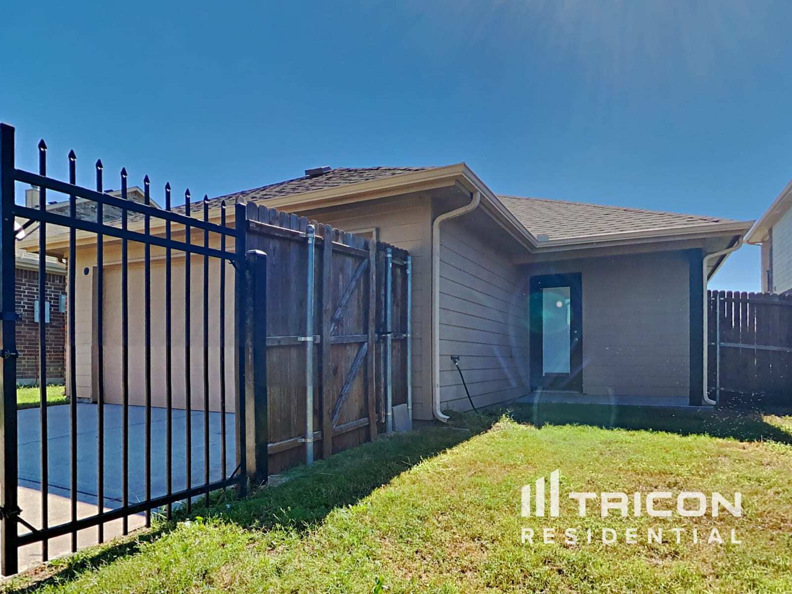 Building Photo - 1625 Applegate Way