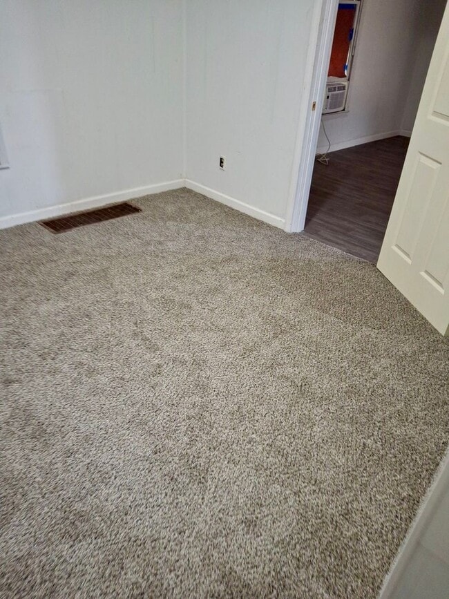 Building Photo - 2 Bedroom 1 Bath with All New Interior