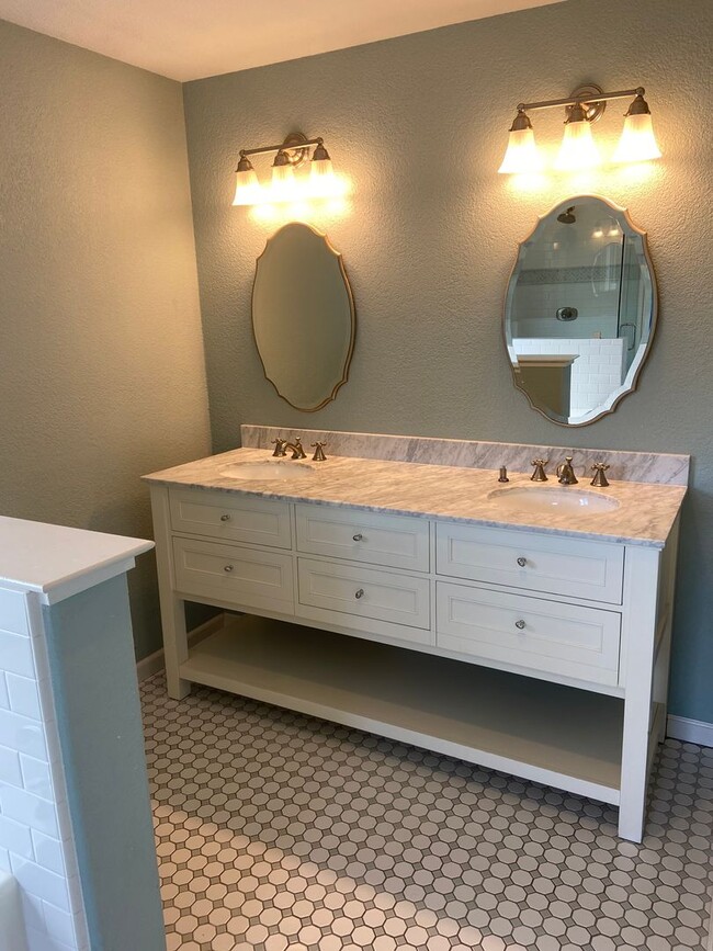 Building Photo - Parkway Beauty - 4 Bdrm, 2.5 Bath