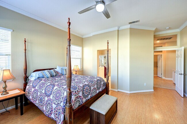Building Photo - OPEN FLOOR PLAN WITH SIDEYARD PARKING AND ...
