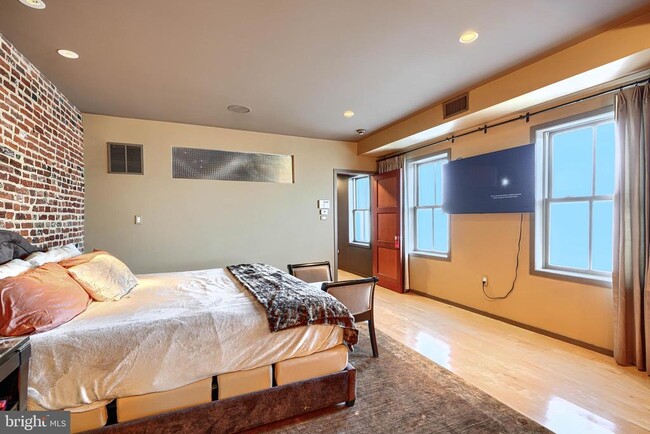 Building Photo - 1301 Hull St