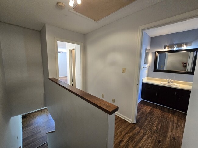 Building Photo - 117 Kingsbury Dr