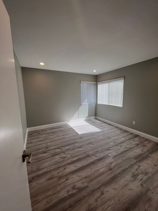 Building Photo - Beautifully Upgraded One Bedroom-One Bathr...