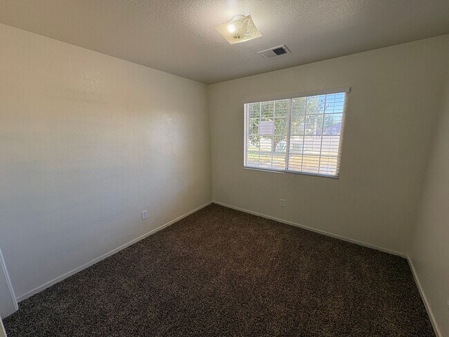 Building Photo - Remolded Tulare Home Rent Ready!