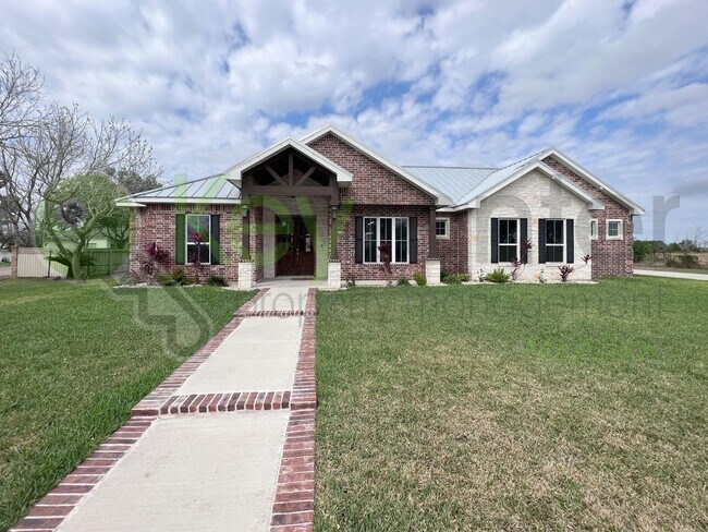 Building Photo - Gorgeous 4 bed/4 bath home, now available ...