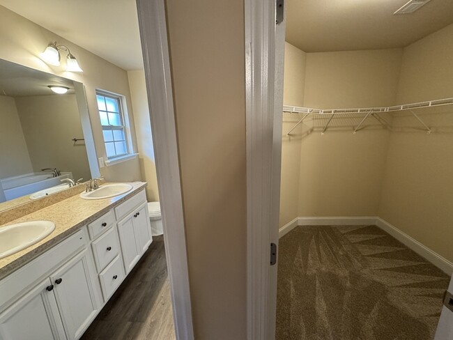 Building Photo - 2467 Bell Manor Dr SW