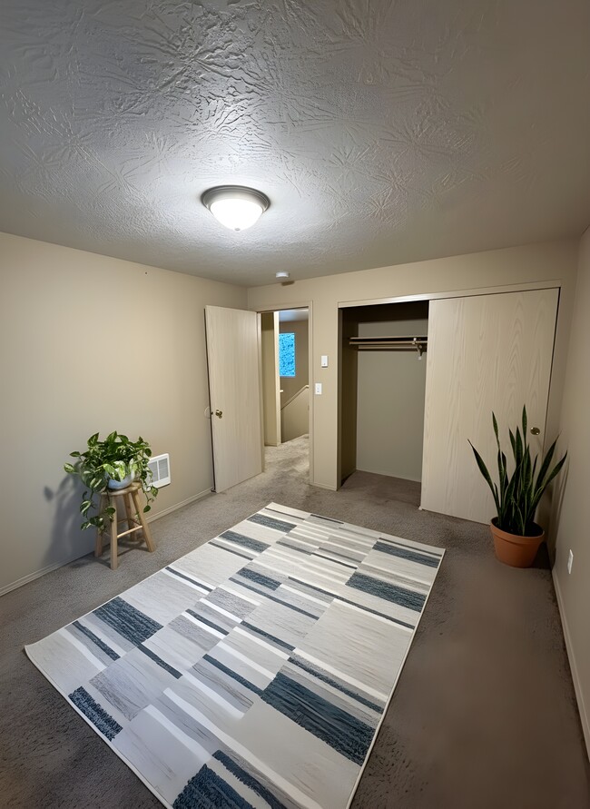 Building Photo - 1048 Ridgefield Ct