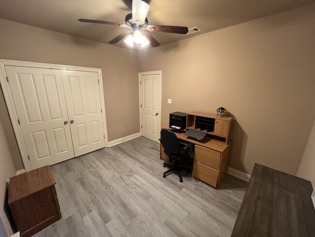 Building Photo - Newly updated! 3 bd, 2 bath condo in Zachary's Cottages at Blue Herron