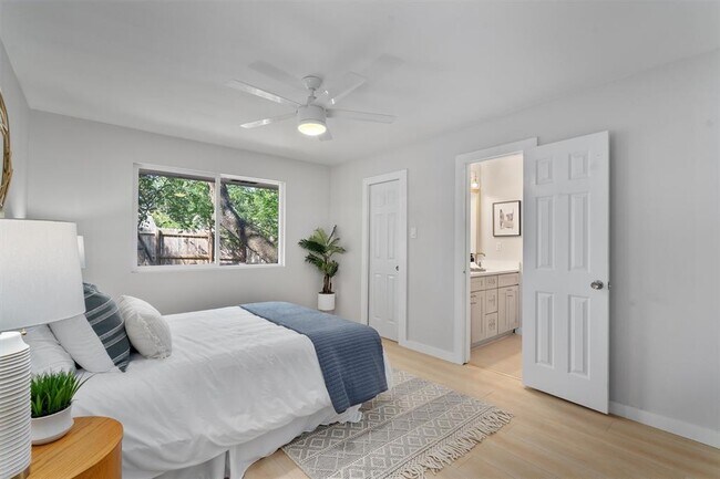 Building Photo - 902 Acorn Oaks Dr