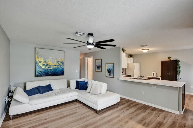 Building Photo - 1095 Miami Blvd