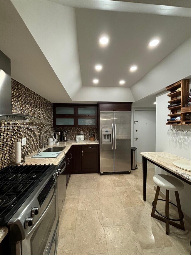 Building Photo - 3140 S Ocean Dr