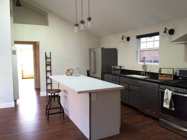 Building Photo - 3817 Vinton Avenue