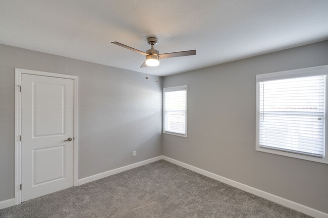 Building Photo - 405 S Fernwood Cir